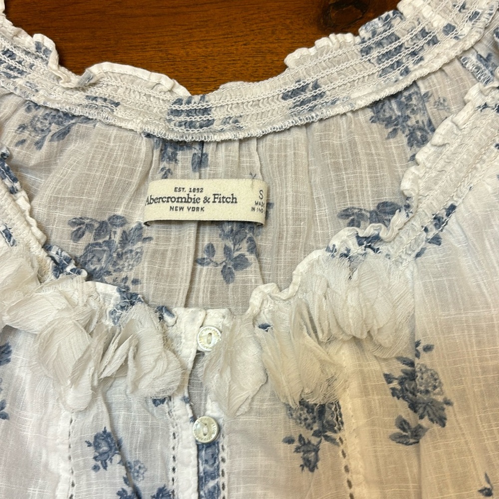 Abercrombie & Fitch white cap sleeve blouse with blue flowers. Size S - Picture 2 of 4